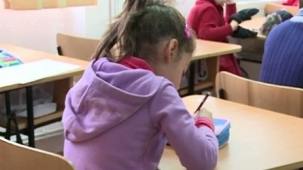 O profesoară loveşte cu bestialitate doi elevi de clasa a III-a. 