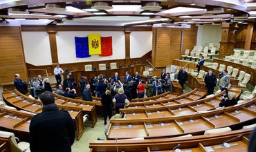 Noul Parlament, format după alegerile din 30 noiembrie, se reuneşte astăzi în prima şedinţă de plen.
