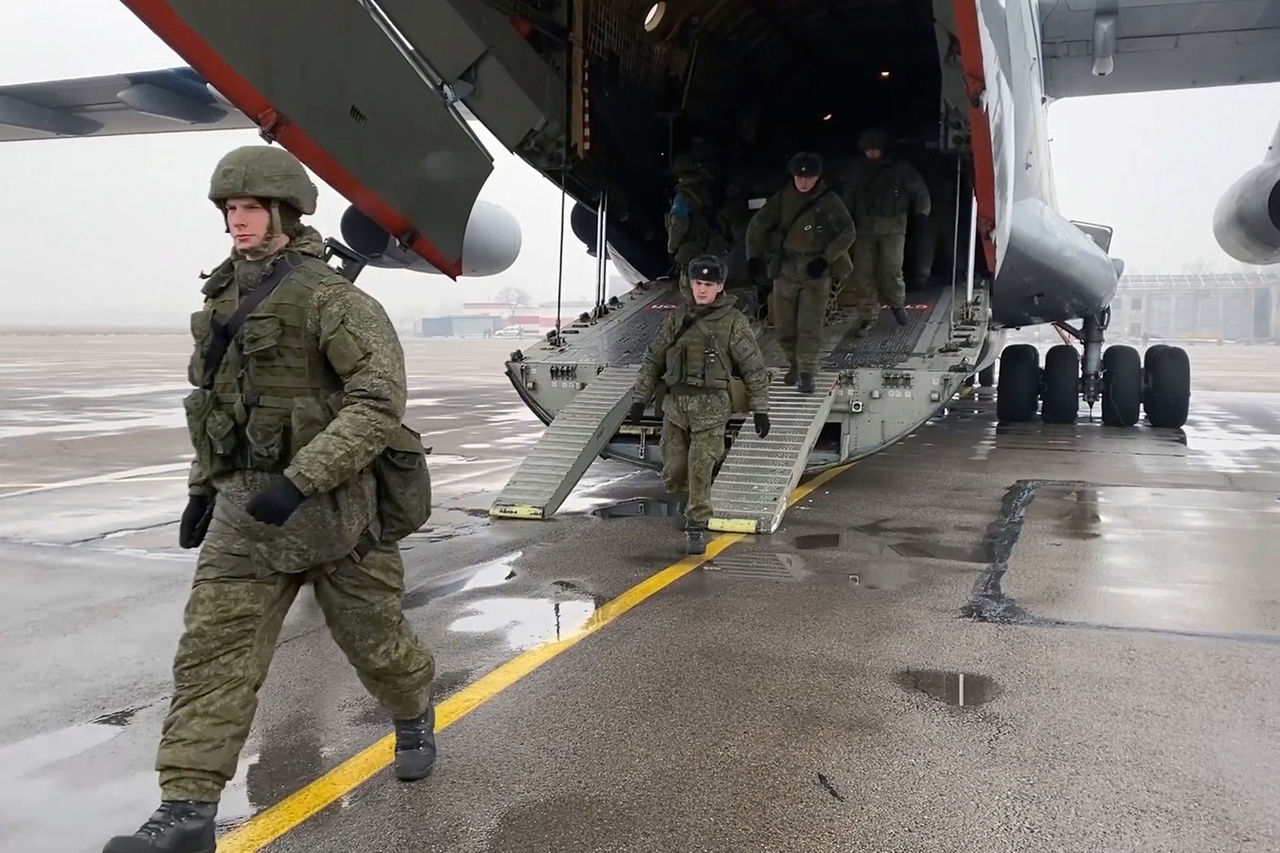 Еще 12 самолетов Ил-76 и Ан-124 вылетели из России в Казахстан.