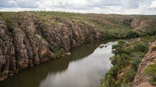 Un avion s-a prăbușit în apele infestate cu crocodili în Australia: O persoană a murit.