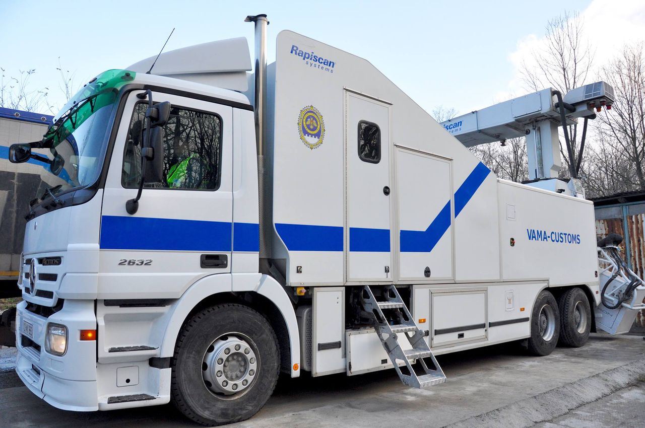 Transportatorii de mărfuri vor fi trecuți, la vamă, prin scanere.