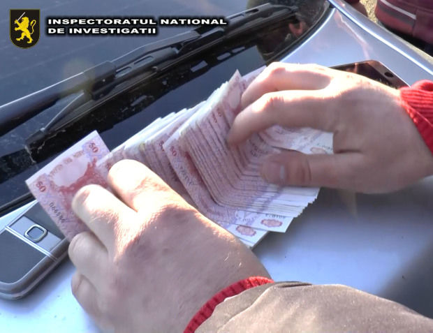 În schimbul promisiunii că le va da banii, acesta a fost lăsat să plece.