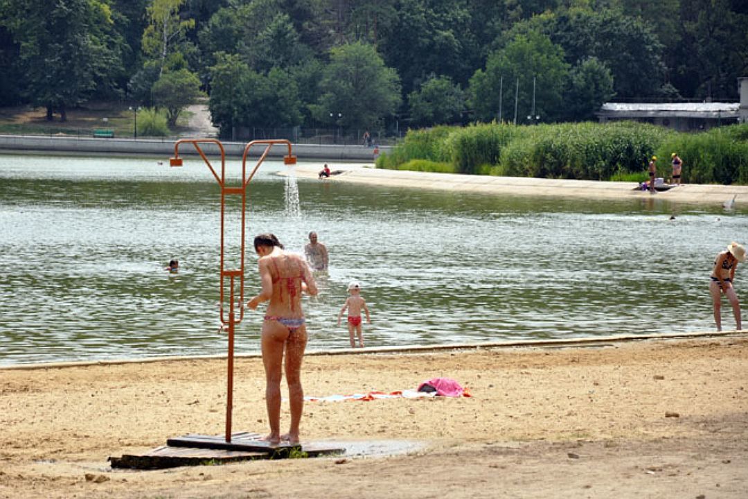 Вода во всех озерах столицы загрязнена, и в этих условиях купаться запрещается. Фото: kp.md
