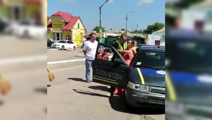 Cотрудникам органов правопорядка удалось задержать нарушительницу.