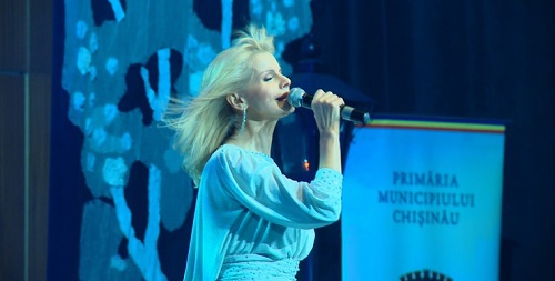 Renumita interpretă a susţinut ieri un concert de excepţie la Chişinău. Spectacolul a fost intitulat 'Destin', iar din program nu au lipsit cele mai populare piese ale artistei.