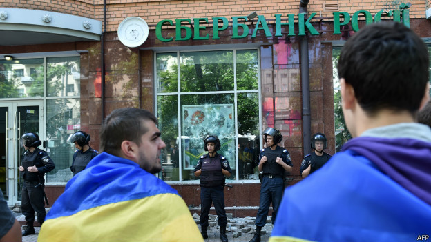 Сбербанк впервые попал в санкционный список Евросоюза.