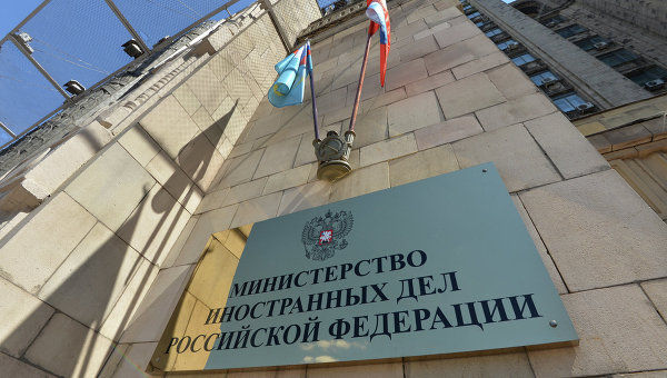 Дипломат зашел в здание внешнеполитического ведомства, не дав комментариев журналистам.