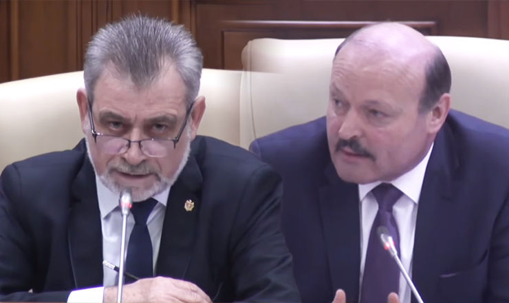 Тудор Делиу поприветствовал Гилецки, прибывшего из США, и посоветовал ему подать в отставку.