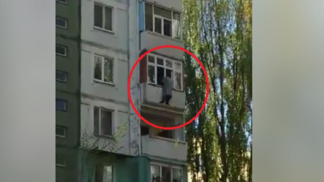 Сотрудникам НАЦ удалось ворваться в квартиру и втащить мужчину обратно, предотвратив трагедию.