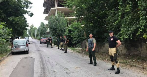 Жители Буюкан вышли на протест против строящегося здания.