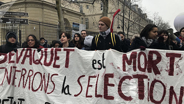 В Париже проходит акция протеста против реформы образования.