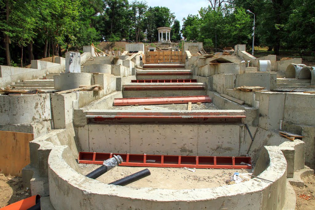 Реализация проекта восстановления каскадной лестница началась в 2014 г.