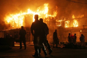 Evacuarea a avut loc fără incidente şi fără panică, conform pompierilor. 