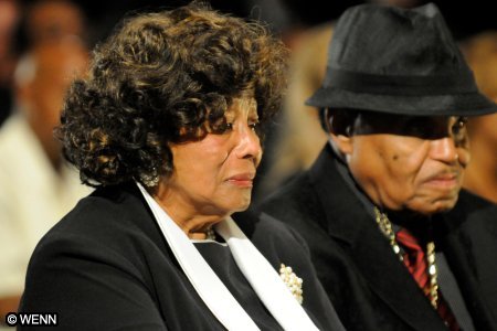 Katherine Jackson, mama "regelui muzicii pop", şi cei trei copii ai acestuia - doresc să primească 10 miliarde de dolari drept compensaţii.