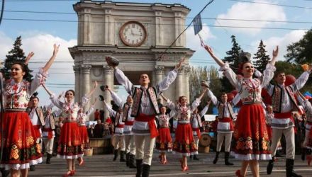 La ora 19.00 Ansamblul Naţional Academic de dansuri populare „JOC” va prezenta spectacolul coreografic „Moldoveneasca”.