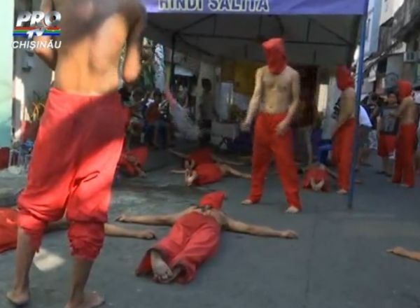 Sute de catolici s-au biciuit până la sânge pe străzile din Filipine. 