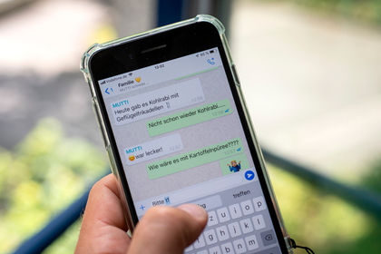 Хакеры научились проникать в переписки в WhatsApp.