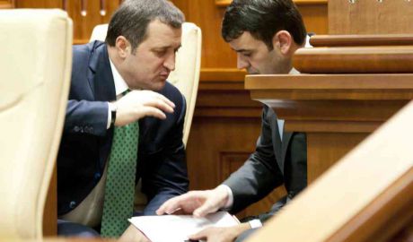 Publicaţia franceză „Le Monde” califică învestirea guvernului Gaburici drept un pas înapoi în calea integrării europene. Foto: jurnal.md