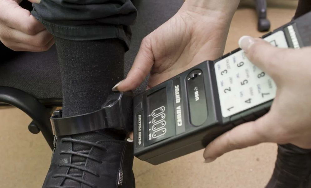 В Молдове увеличилось число подследственных с электронными браслетами.