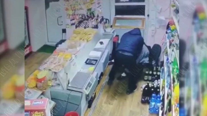 В Тирасполе мужчина избил сожительницу в магазине и отобрал телефон.
