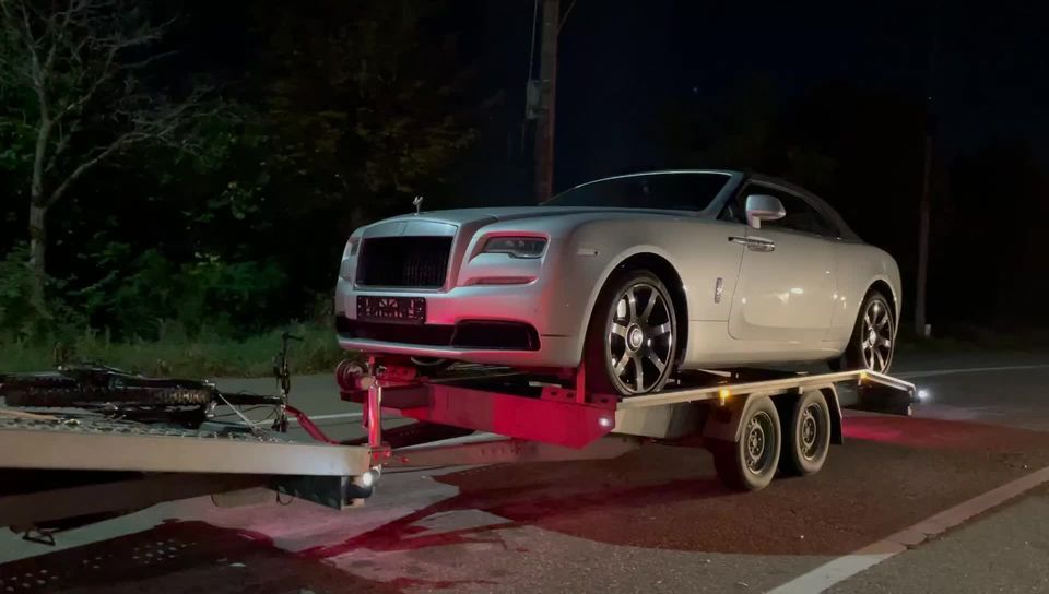 В Молдове замечен люксовый кабриолет Rolls-Royce Dawn.