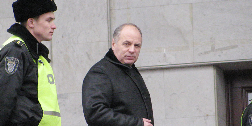 Gheorghe Papuc, fostul ministru de Interne, condamnat la 4 ani de închisoare cu executare, este căutat de poliţie, dar fără succes.