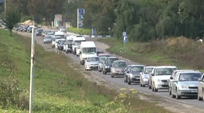 Авария на трассе Кишинев-Унгены стала причиной многокилометровой пробки.