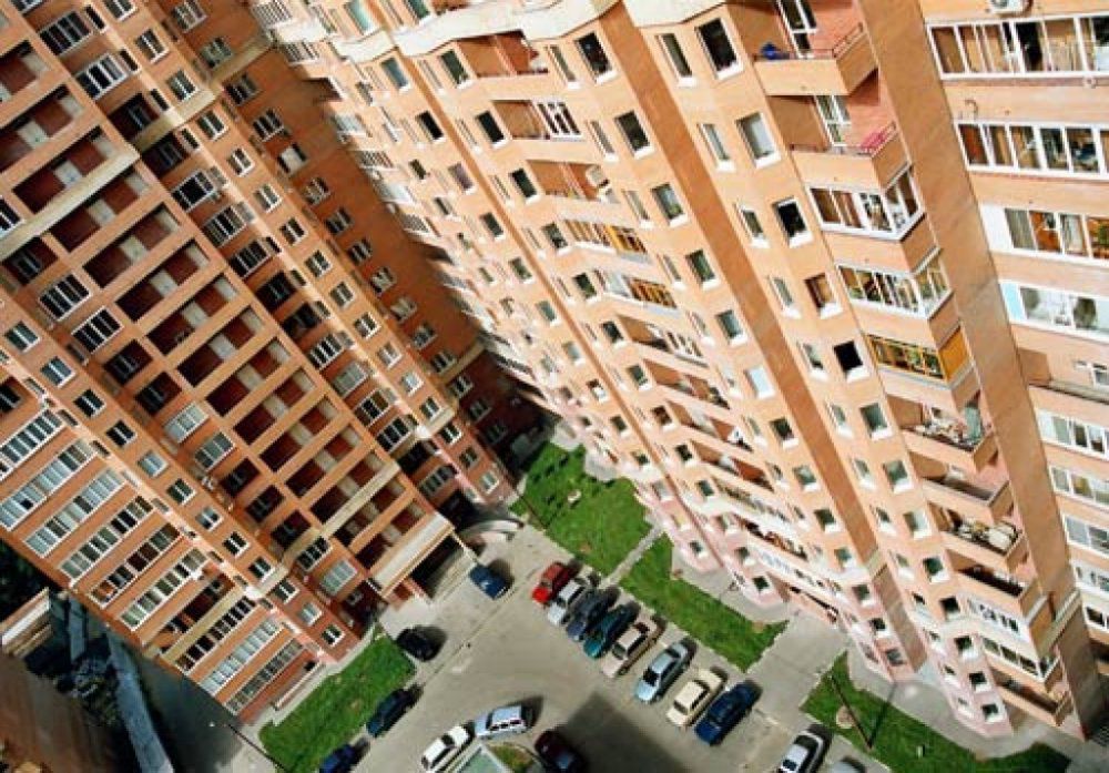 Строительные компании 70 - 80% построенных квартир отдают по бартеру владельцам участка, поставщикам стройматериалов и т.п.