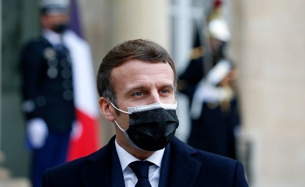 Макрон обратится к нации: Францию захлестнула третья волна пандемии.