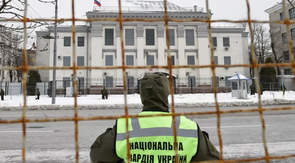 СМИ: Российские дипломаты начали покидать Украину.