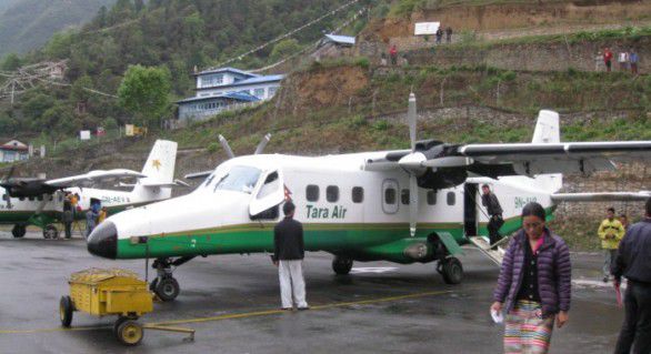 Un avion de linie care efectua o cursă internă în Nepal a dispărut într-o regiune montană din ţară, miercuri dimineaţă, cu 21 de pasageri la bord.