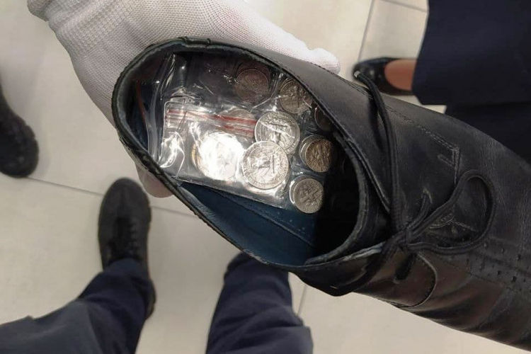 Мужчина пытался вывезти из страны коллекционные монеты, не задекларировав их.
