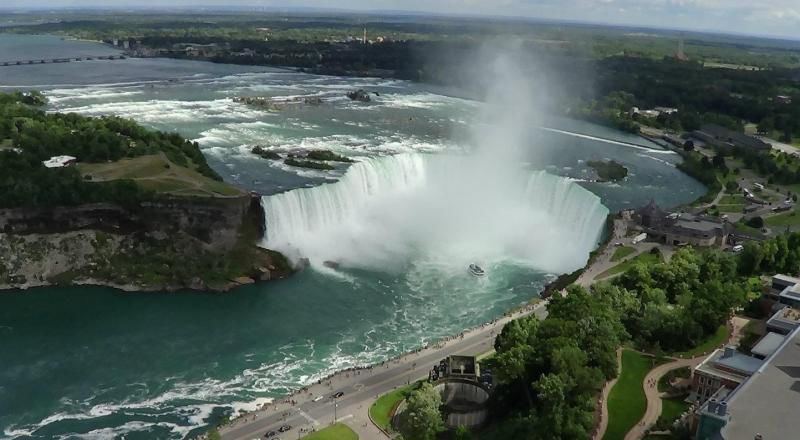 Un copil de 10 ani a supraviețuit în mod miraculos după ce a căzut în Cascada Niagara.