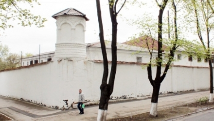 Тело заключенного нашли в прогулочной зоне.