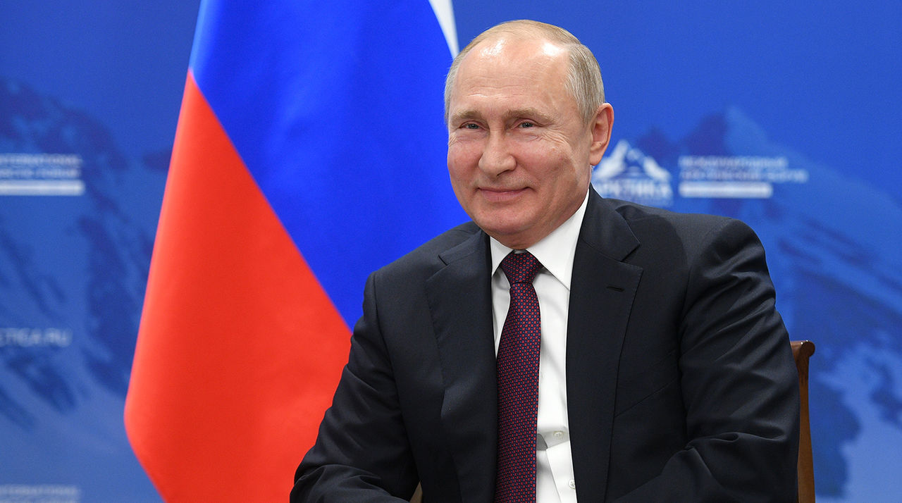 Стало известно, сколько заработал Путин за 2018 год.