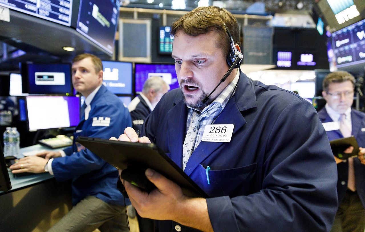 Dow Jones упал почти на 470 пунктов после заявления Китая о пошлинах на товары из США.
