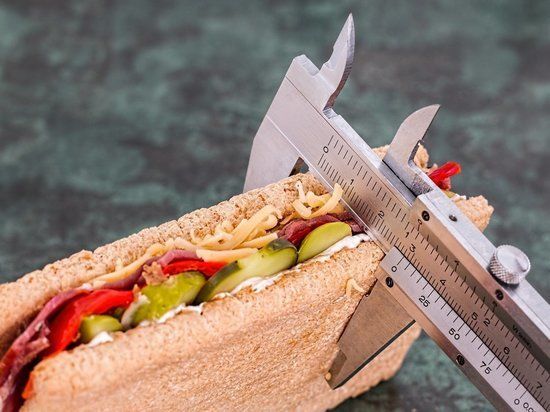 Диетологи назвали продукты, которые нельзя есть на ночь.