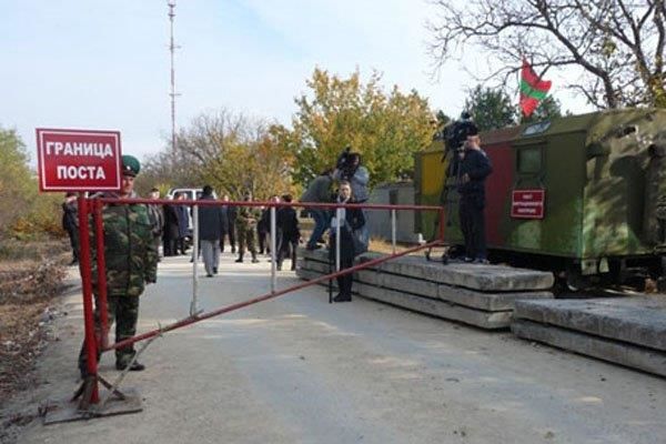 Pe 9 mai, podul dintre Gura Bâcului şi Bâcioc, deschis pentru traversare pietonală. Foto:ipn