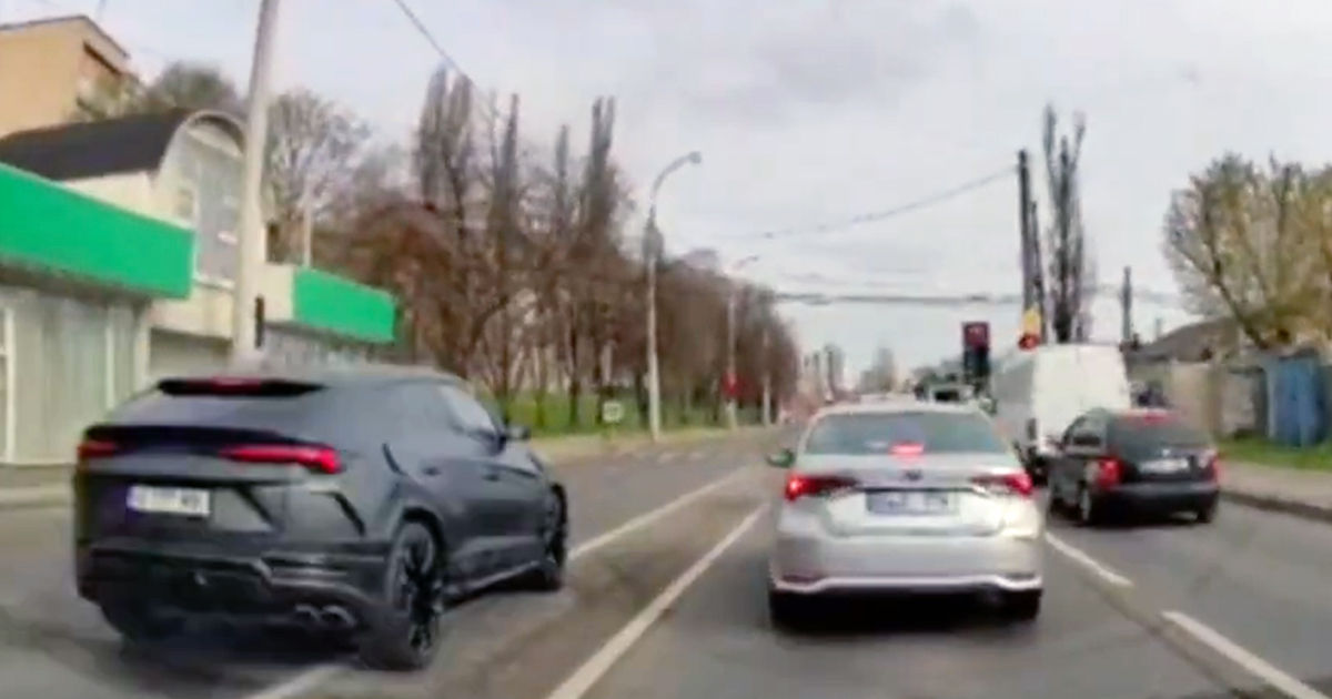 В Кишиневе Lamborghini Urus выехал "на встречку" и проехал на красный.