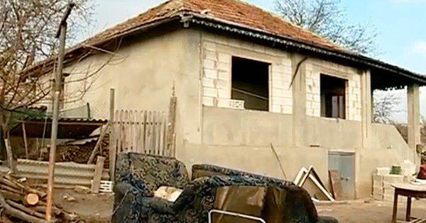 Семья осталась без крова после того, как пожар уничтожил их дом.