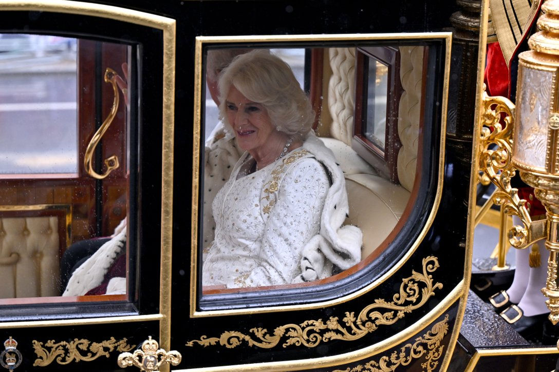 75-летняя супруга британского монарха носила культовое коронационное колье.