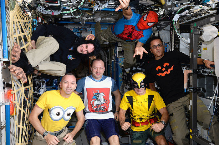 Cum s-au costumat astronauții de Halloween