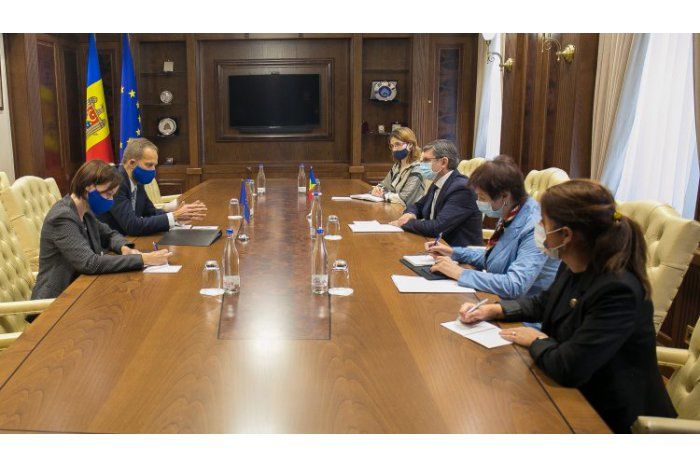 Председатель парламента Игорь Гросу провел встречу с главой представительства ЕС Янисом Мажейксом.