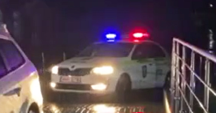 В столице полицейские помогли беременной женщине добраться до роддома.