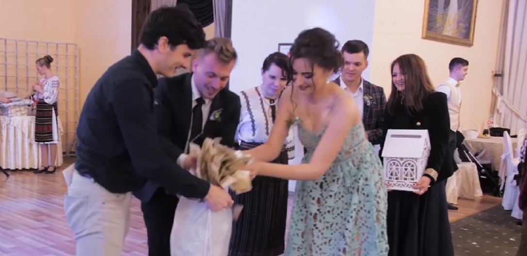 A lăsat mască invitaţii. Cadoul unui vornicel pentru miri. Foto: Captură video