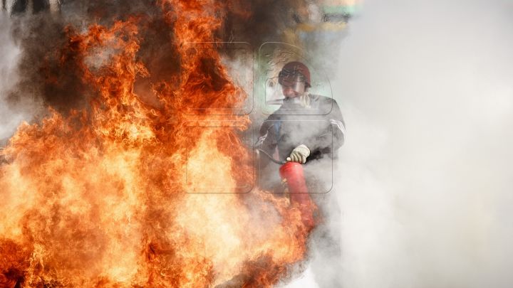 Subsol în flăcări. O încăpere din Palatul Feroviarilor a luat foc aseară