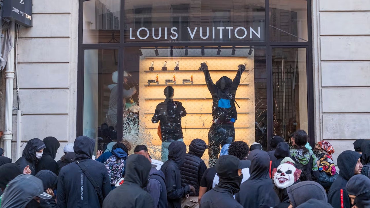 Во Франции участники беспорядков разграбили магазины Louis Vuitton и Dior.