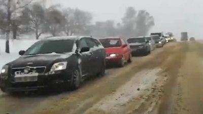 Zeci de maşini, blocate pe şoseaua Orhei din cauza ninsorilor