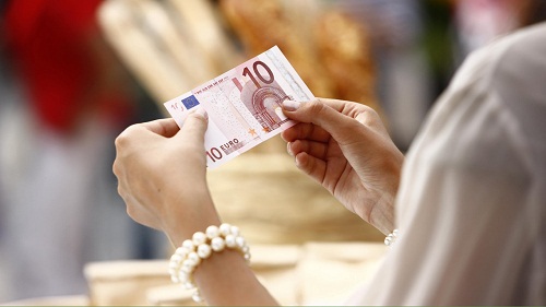 Moneda unică europeană va atinge luni un nou record absolut.
