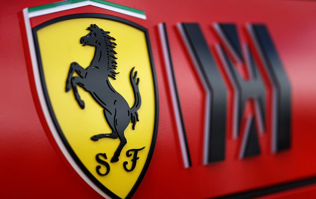 Ferrari приостанавливает производство автомобилей для РФ и жертвует 1 млн евро Украине.
